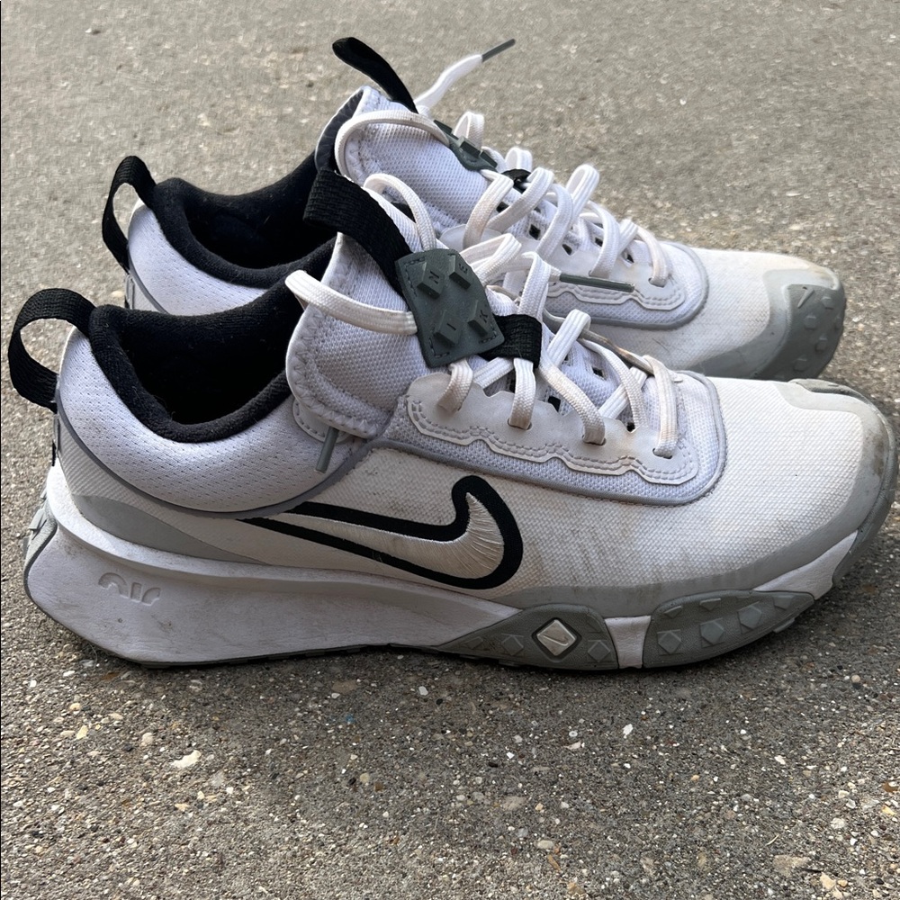 Nike White and Gray turf baseball Athletic Shoes